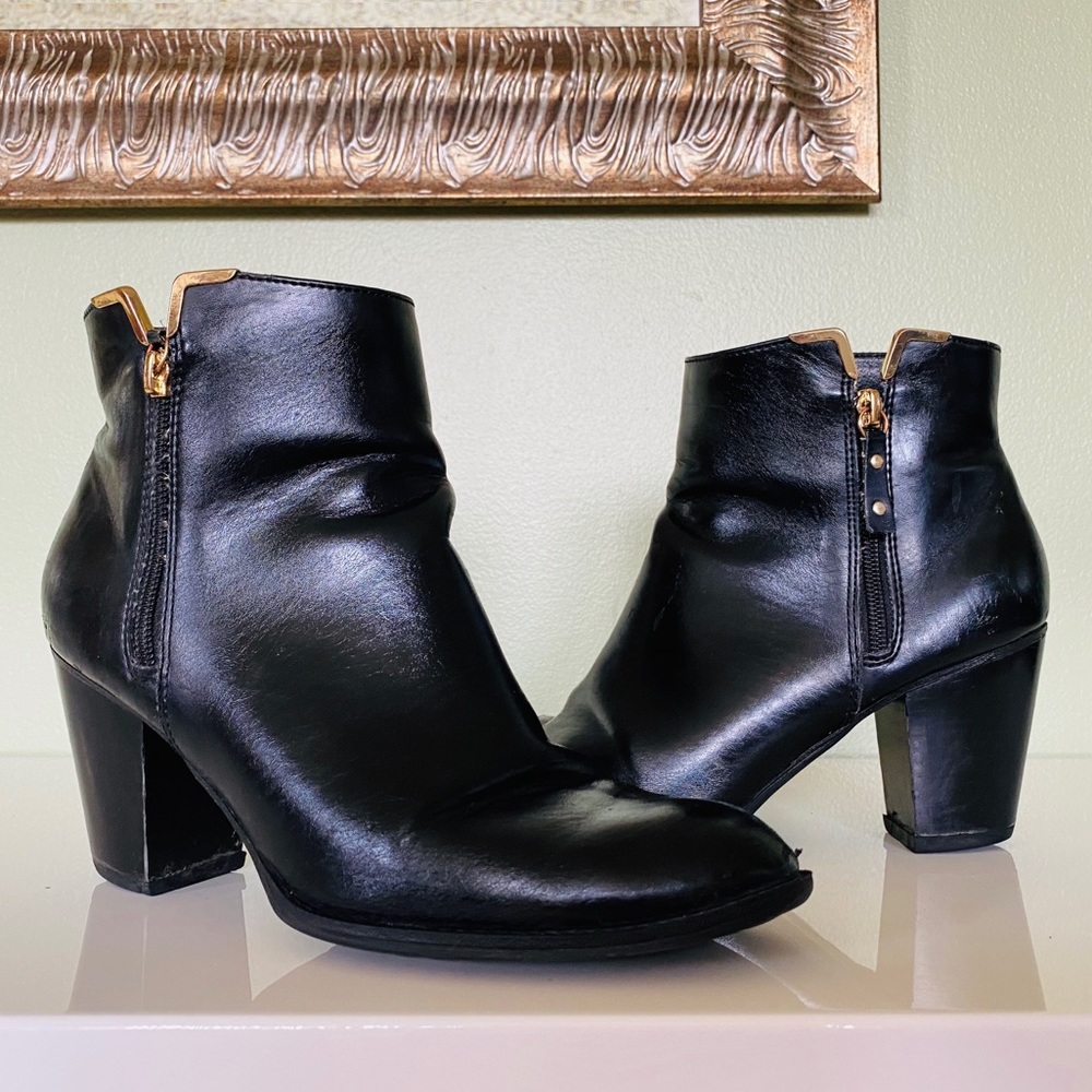 Super comfy black booties by Sofft